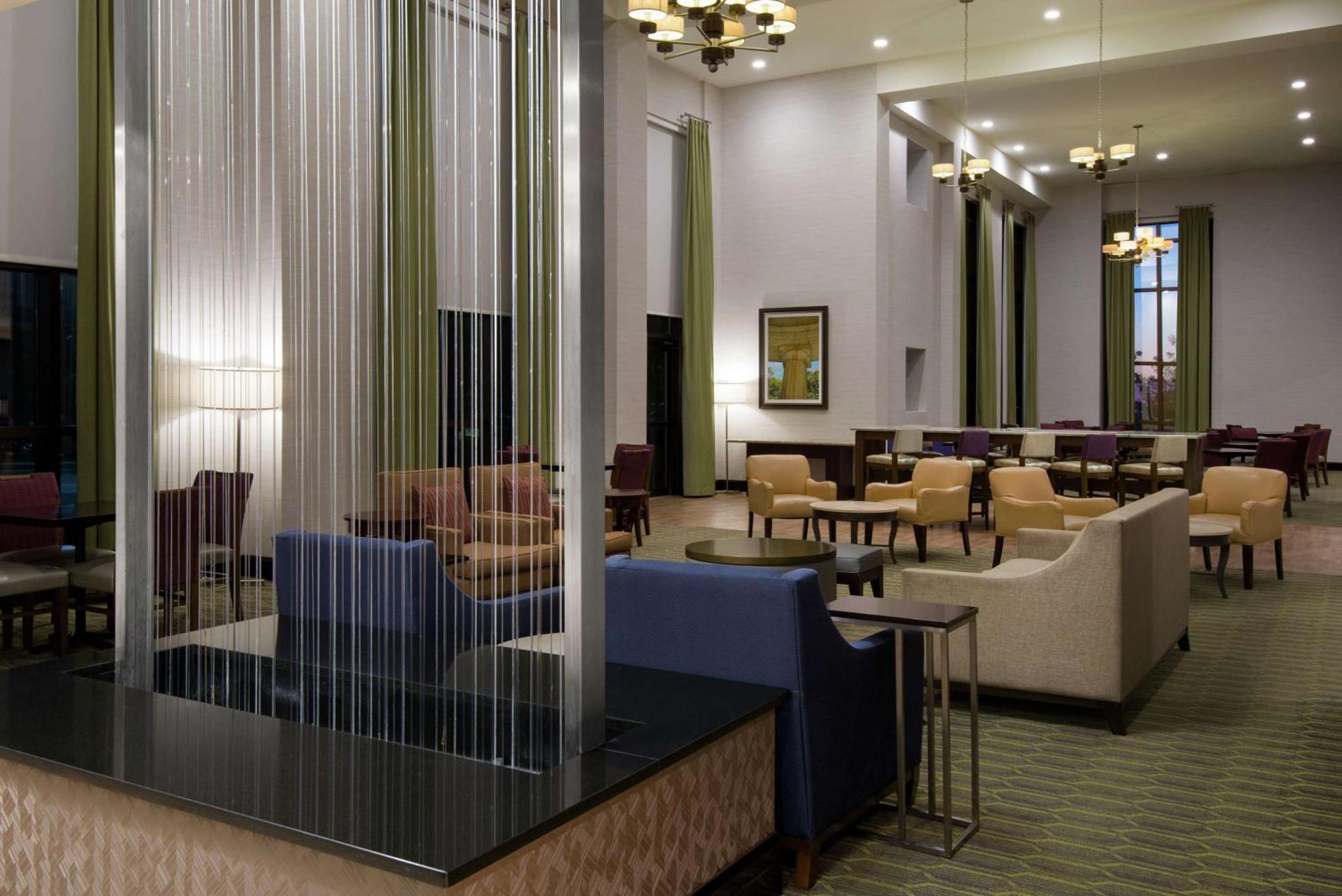Hampton Inn & Suites National Harbor/Alexandria Area Exterior photo
